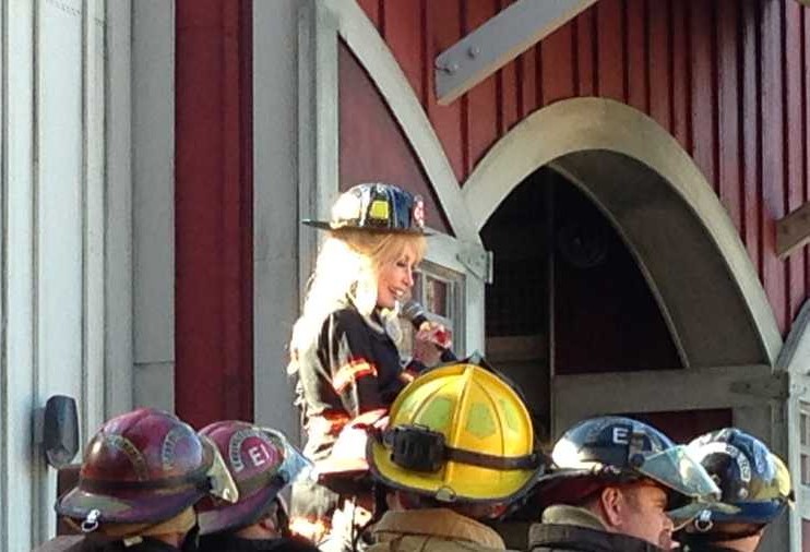 Dolly speaking to the crowd