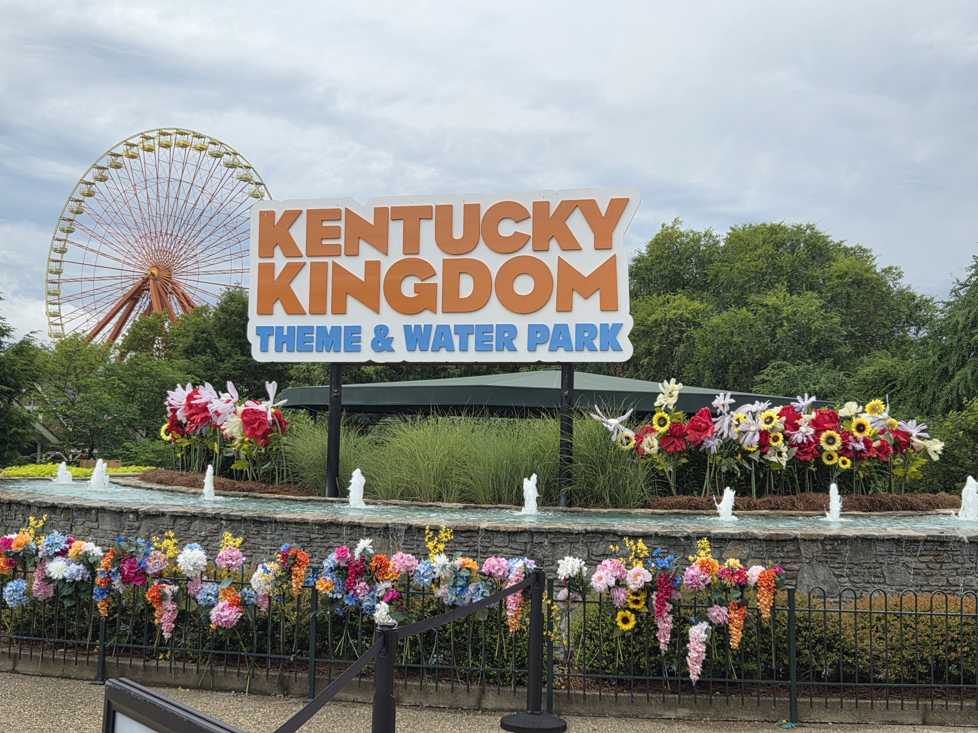 Kentucky Kingdom entrance sign
